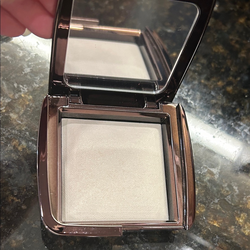 Hourglass Ambient Lighting powder in Ethereal Light